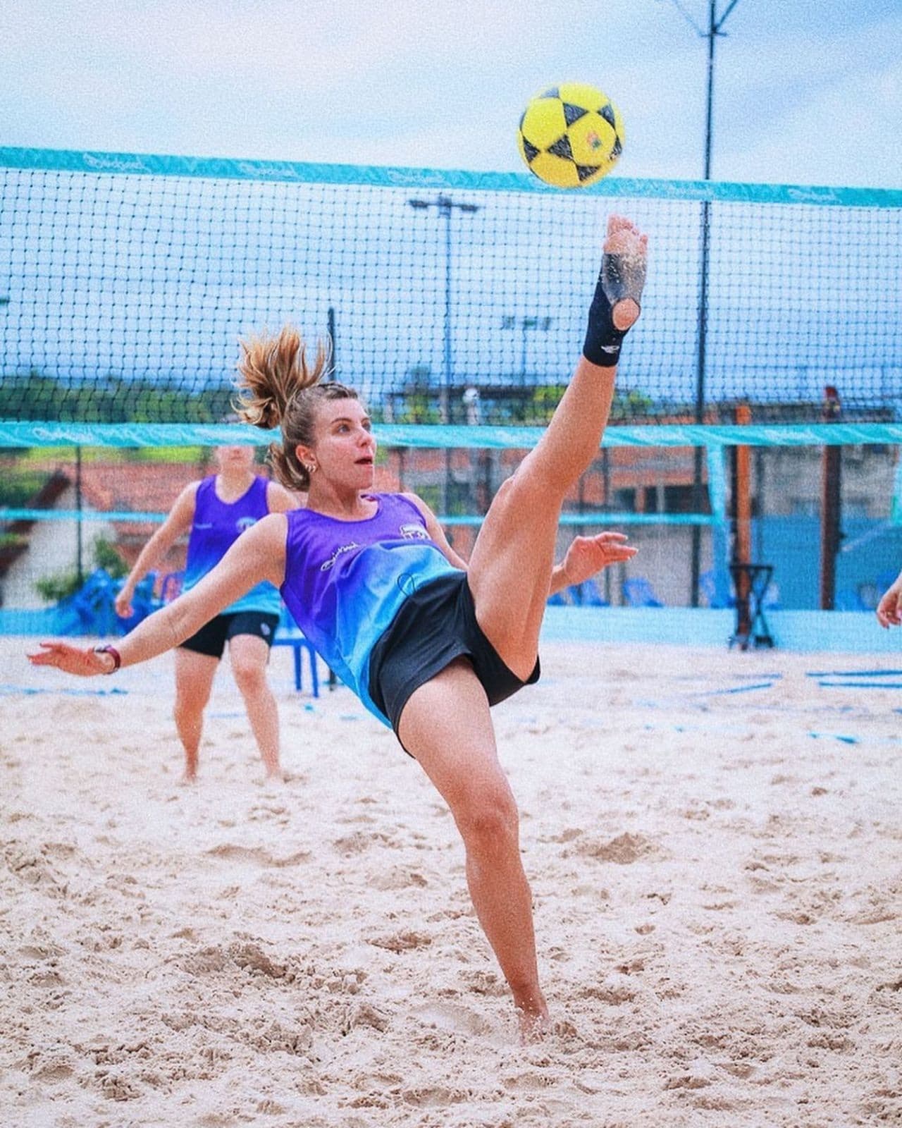 Atletas jogando Futevôlei